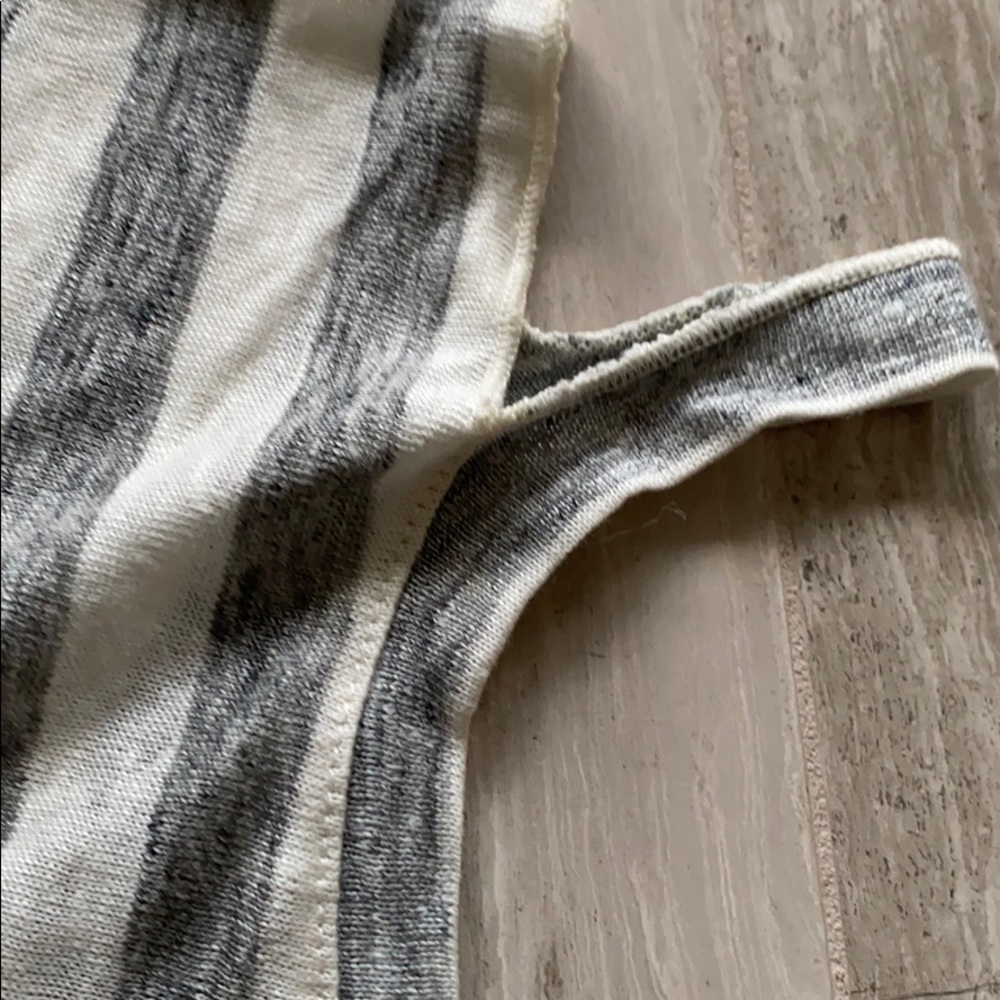 Calvin Rucker 100% Linen Top - Picture 3 of 5